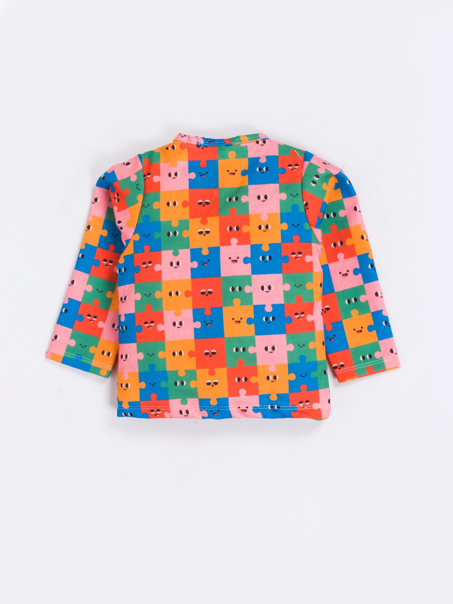 Dress your little hero in this vibrant and stylish 2-piece printed outfit